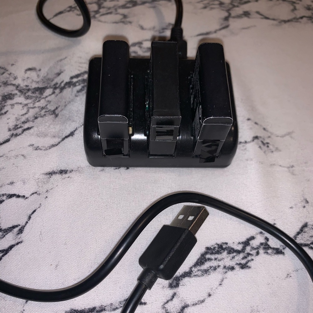 GoPro hero 4, 3 battery charger with batteries
